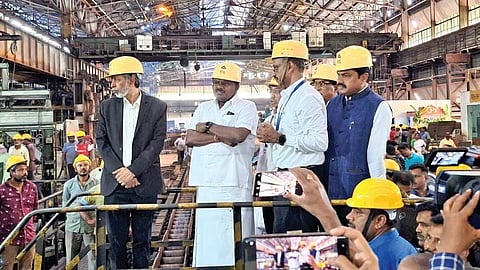 ಕೇಂದ್ರ ಸಚಿವ ಎಚ್‌ಡಿ ಕುಮಾರಸ್ವಾಮಿ ಅವರು ಭಾನುವಾರ ಭದ್ರಾವತಿಯಲ್ಲಿರುವ ವಿಐಎಸ್‌ಎಲ್ ಘಟಕಕ್ಕೆ ಭೇಟಿ ನೀಡಿದರು.