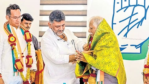 ಉಪ ಮುಖ್ಯಮಂತ್ರಿ ಡಿಕೆ ಶಿವಕುಮಾರ್ ಅವರು ಕಾಂಗ್ರೆಸ್ ನಾಯಕ ಮಧುಸೂದನ್ ಮಿಸ್ತ್ರಿ ಅವರನ್ನು ಸ್ವಾಗತಿಸಿದರು.
