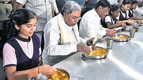 ಮುಖ್ಯಮಂತ್ರಿ ಸಿದ್ದರಾಮಯ್ಯ ಮತ್ತು ಸಚಿವ ಎಚ್‌ಸಿ ಮಹದೇವಪ್ಪ ಶುಕ್ರವಾರ ಬೆಂಗಳೂರಿನ ವಸತಿ ಶಾಲೆಯ ವಿದ್ಯಾರ್ಥಿಗಳೊಂದಿಗೆ ಊಟ ಮಾಡಿದರು.