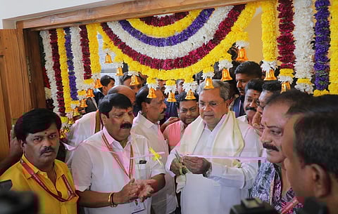 ಸಿಎಂ ಸಿದ್ದರಾಮಯ್ಯ ಅವರು ಕನ್ನಡ ಚಲನಚಿತ್ರ ನಿರ್ಮಾಪಕರ ಸಂಘದ ನೂತನ ಕಟ್ಟಡವನ್ನು ಉದ್ಘಾಟಿಸಿದರು.