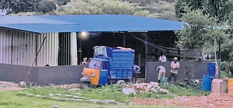 BDA ಲೇಔಟ್ ಭೂಮಿಯಲ್ಲಿ ಕಲ್ಲು ಪುಡಿ ಮಾಡುವ ಘಟಕ ಸ್ಥಾಪನೆ: 100ಕ್ಕೂ ಹೆಚ್ಚು ಕುಟುಂಬಗಳಿಗೆ ಸಂಕಷ್ಟ