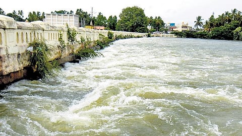 ಕೆಆರ್‌ಎಸ್‌ ಅಣೆಕಟ್ಟಿನಿಂದ ಭಾರಿ ಪ್ರಮಾಣದಲ್ಲಿ ನೀರು ಹರಿದಿದ್ದು, ಮಂಡ್ಯ ಜಿಲ್ಲೆಯ ಶ್ರೀರಂಗಪಟ್ಟಣ ಬಳಿಯ ವೆಲ್ಲೆಸ್ಲಿ ಸೇತುವೆಯ ಕೆಳಗೆ ನೀರು ಹರಿಯುತ್ತಿದೆ. ಸೇತುವೆಯು 20 ಅಡಿಗೂ ಹೆಚ್ಚು ಎತ್ತರದಲ್ಲಿದೆ