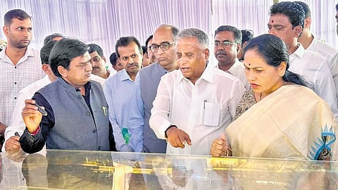 ಭಾನುವಾರ ಯಶವಂತಪುರ ರೈಲು ನಿಲ್ದಾಣದಲ್ಲಿ ರೈಲ್ವೇ ಸಚಿವ ವಿ ಸೋಮಣ್ಣ ಮತ್ತು ಸಚಿವೆ ಶೋಭಾ ಕರಂದ್ಲಾಜೆ ಅಧಿಕಾರಿಗಳೊಂದಿಗೆ ಮಾತುಕತೆ ನಡೆಸಿದರು.