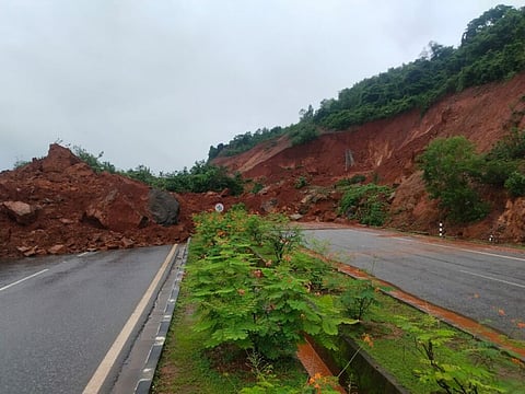 ಗುಡ್ಡ ಕುಸಿದು ಬಿದ್ದಿರುವುದು.