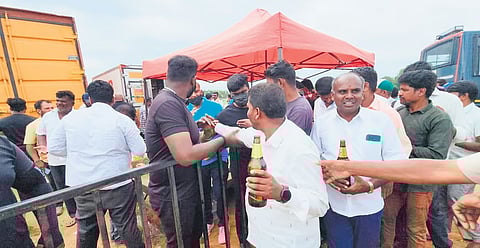 ಡಾ.ಕೆ.ಸುಧಾಕರ್‌ ಗೆಲುವು ಹಿನ್ನೆಲೆಯಲ್ಲಿ ನೆಲಮಂಗಲದಲ್ಲಿ ಭಾನುವಾರ ಆಯೋಜಿಸಲಾಗಿದ್ದ ಅಭಿನಂದನಾ ಸಮಾರಂಭದಲ್ಲಿ ಹಾಜರಿದ್ದವರು ಮದ್ಯ ಸಂಗ್ರಹಿಸಿದರು.