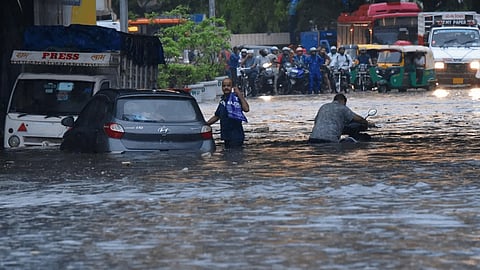 heavy rain batters Delhi