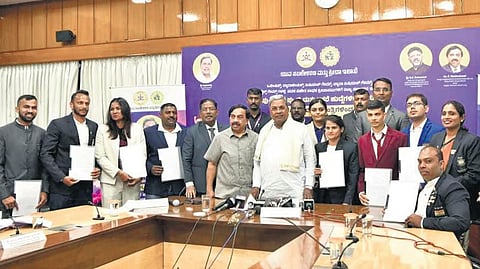 ಕ್ರೀಡಾಪಟುಗಳಿಗೆ ವಿವಿಧ ಇಲಾಖೆಗಳಲ್ಲಿ ಗ್ರೂಪ್ ಎ, ಬಿ ಮತ್ತು ಇತರ ಹುದ್ದೆಗಳಿಗೆ ನೇಮಕಾತಿಗೆ ಆಫರ್ ಲೆಟರ್ ವಿತರಿಸಿದ ಸಿಎಂ.
