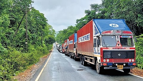 ಸಾಲುಗಟ್ಟಿ ನಿಂತಿರುವ ವಾಹನಗಳು
