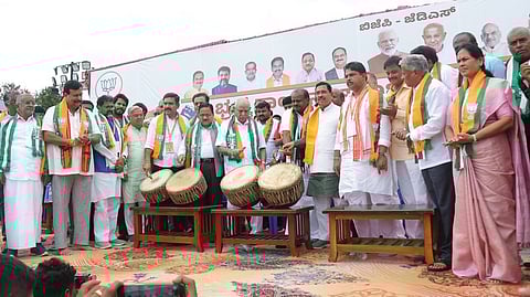 ಮೈಸೂರು ಚಲೋ ಪಾದಯಾತ್ರೆಗೆ ನಗಾರಿ ಬಾರಿಸುವ ಮೂಲಕ ಚಾಲನೆ ನೀಡಲಾಯಿತು