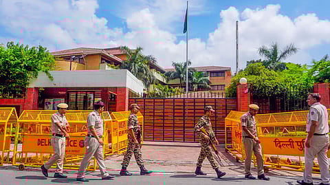 ದೆಹಲಿಯಲ್ಲಿ ಬಾಂಗ್ಲಾದೇಶ ಹೈಕಮಿಷನ್ ಹೊರಗೆ ಭದ್ರತಾ ವ್ಯವಸ್ಥೆಗಳು