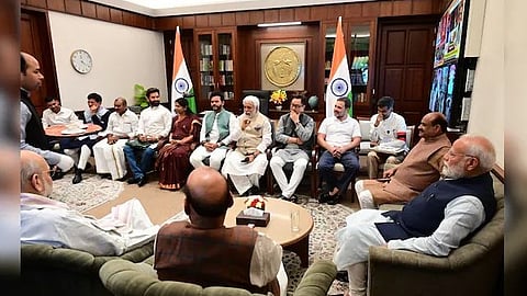ಬಜೆಟ್ ಅಧಿವೇಶನ ಮುಂದೂಡಿಕೆ ನಂತರ ಆಡಳಿತ-ವಿಪಕ್ಷ ನಾಯಕರಿಂದ 'ಟೀ ಸಭೆ': ರಾಜಕೀಯ ವೈರಿಗಳ ಸಮಾಗಮ!