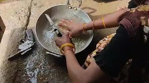 ಗನ್ ಸ್ವಚ್ಛಗೊಳಿಸುತ್ತಿರುವ ದೃಶ್ಯ