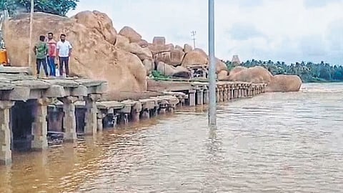 ಹಂಪಿ ನದಿಯ ತೊರೆಯಲ್ಲಿರುವ ಸ್ಮಾರಕಗಳು ಭಾನುವಾರ ಪ್ರವಾಹದ ನೀರಿನಲ್ಲಿ ಮುಳುಗಡೆಯಾಗಿವೆ