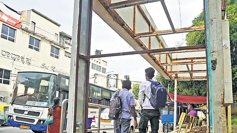 ಆರ್‌ಟಿ ನಗರದ ಸಿಐಎಲ್‌ ರಸ್ತೆಯಲ್ಲಿರುವ ಶ್ರೀ ರಾಧಾಕೃಷ್ಣ ಥಿಯೇಟರ್‌ ಎದುರು ಇರುವ ಬಸ್‌ ನಿಲ್ದಾಣ.