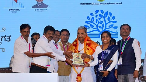 ಗ್ರಾಮೀಣಾಭಿವೃದ್ಧಿ ಮತ್ತು ಪಂಚಾಯತ್ ರಾಜ್ ಇಲಾಖೆ ಸೋಮವಾರ ಆಯೋಜಿಸಿದ್ದ ಗ್ರಂಥಾಲಯ ಮೇಲ್ವಿಚಾರಕರ ರಾಜ್ಯ ಸಮ್ಮೇಳನದಲ್ಲಿ ಮುಖ್ಯಮಂತ್ರಿ ಸಿದ್ದರಾಮಯ್ಯ.