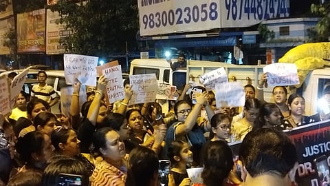 'ರಿಕ್ಲೈಮ್ ದಿ ನೈಟ್' ಅಂಗವಾಗಿ ಕೋಲ್ಕತ್ತಾದ ಬೀದಿಗಳಲ್ಲಿ ಪ್ರತಿಭಟನಾಕಾರರು