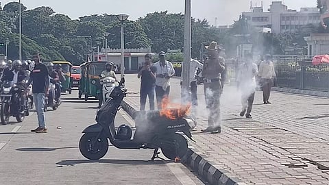 ಬೈಕ್'ಗೆ ಬೆಂಕಿ ಹಚ್ಚಿರುವುದು.