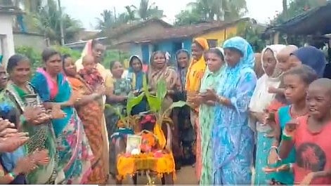 'ಗೃಹಲಕ್ಷ್ಮಿ ಯೋಜನೆ': ಹಬ್ಬದ ದಿನ ಸಿದ್ದರಾಮಯ್ಯನವರನ್ನು ಹಾಡಿ ಹೊಗಳಿದ ಮಹಿಳೆಯರು... ವಿಡಿಯೊ ನೋಡಿ...