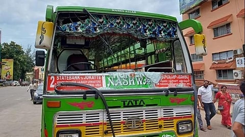 ಕಲ್ಲು ತೂರಾಟದಿಂದ ಬಸ್ ಗಾಜು ಪುಡಿ ಪುಡಿಯಾಗಿರುವ ಚಿತ್ರ