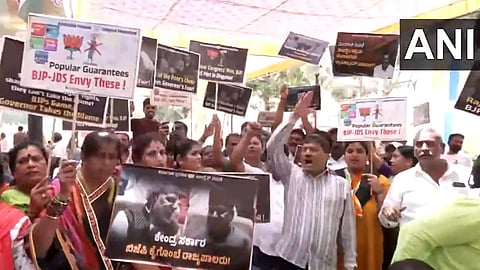 ಪ್ರತಿಭಟನಾ ನಿರತ ಕಾಂಗ್ರೆಸ್ ಕಾರ್ಯಕರ್ತರು.