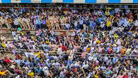 ರೈಲ್ವೇ ನಿಲ್ದಾಣದಲ್ಲಿ ಭುಗಿಲೆದ್ದಿರುವ ಪ್ರತಿಭಟನೆ