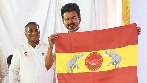 ಚೆನ್ನೈಯಲ್ಲಿ ಪಕ್ಷದ ಬಾವುಟ ಮತ್ತು ಚಿಹ್ನೆ ಬಿಡುಗಡೆ ಮಾಡಿದ ನಟ ವಿಜಯ್ ದಳಪತಿ 