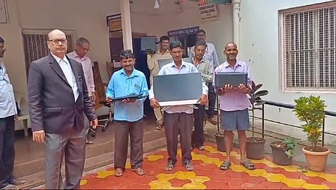 ಎಸಿ ಕಚೇರಿ ಪೀಠೋಪಕರಣ ಹೊತ್ತೊಯ್ದ ರೈತರು