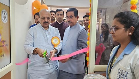 ಹುಬ್ಬಳ್ಳಿಯ ಕಾರ್ಯಕ್ರಮವೊಂದರಲ್ಲಿ ಕೇಂದ್ರ ಸಚಿವ ಪ್ರಲ್ಹಾದ್ ಜೋಶಿ, ಬಸವರಾಜ ಬೊಮ್ಮಾಯಿ