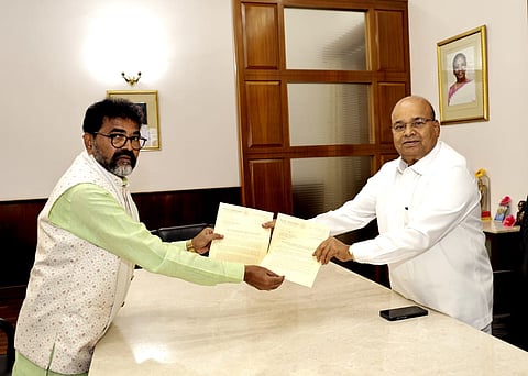 ರಾಜ್ಯಪಾಲ ಥಾವರ್ ಚಂದ್ ಗೆಹ್ಲೋಟ್ ಅವರಿಗೆ ಛಲವಾದಿ ನಾರಾಯಣಸ್ವಾಮಿ ದೂರು ನೀಡಿದರು.