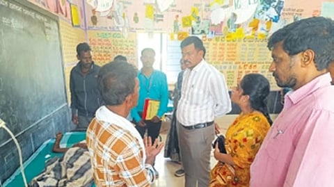 ಅಸ್ವಸ್ಥಗೊಂಡವಕು ಚಿಕಿತ್ಸೆ ಪಡೆಯುತ್ತಿರುವುದು.