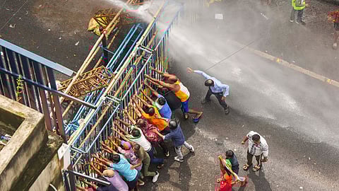 ಪ್ರತಿಭಟನಾಕಾರರ ಮೇಲೆ ಅಶ್ರುವಾಯು ಪ್ರಯೋಗ