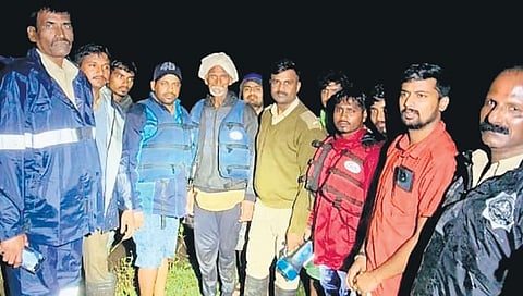 ಉತ್ತರ ಕನ್ನಡ: ಕಾಳಿ ನದಿ ದ್ವೀಪದಲ್ಲಿ ಸಿಲುಕಿಕೊಂಡಿದ್ದ ದನಗಾಹಿ ರಕ್ಷಣೆ