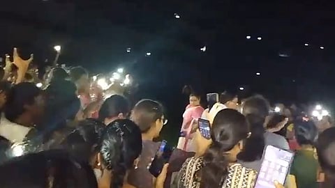 ಪ್ರತಿಭಟನೆಗಳಿದಿರುವ ವಿದ್ಯಾರ್ಥಿಗಳು.