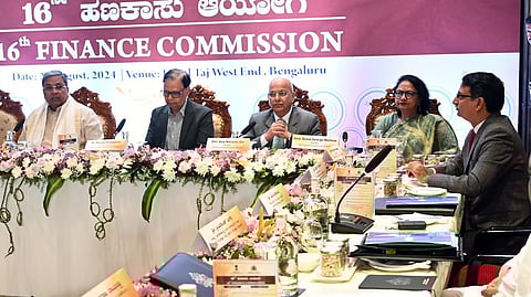ಬೆಂಗಳೂರಿನಲ್ಲಿ ನಡೆದ 16ನೇ ಹಣಕಾಸು ಆಯೋಗದ ಸಭೆಯಲ್ಲಿ ಮುಖ್ಯಮಂತ್ರಿ ಸಿದ್ದರಾಮಯ್ಯ ಪಾಲ್ಗೊಂಡಿರುವುದು.