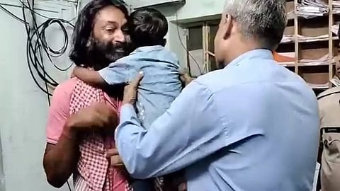 ಕಿಡ್ನಾಪರ್ ನಿಂದ ಬರಲೊಪ್ಪದ ಪುಟ್ಟ ಬಾಲಕ 