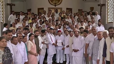 ಕುಮಾರಸ್ವಾಮಿ, ನಿರಾಣಿ ವಿರುದ್ಧವೂ ಪ್ರಾಸಿಕ್ಯೂಷನ್​ಗೆ ಅನುಮತಿ ನೀಡುವಂತೆ  
ರಾಜ್ಯಪಾಲರಿಗೆ ಮನವಿ