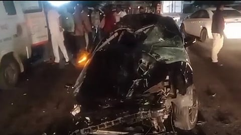 ಫ್ಲೈಓವರ್​ನಿಂದ ಕೆಳಗೆ ಬಿದ್ದಿರುವ ಕಾರು.