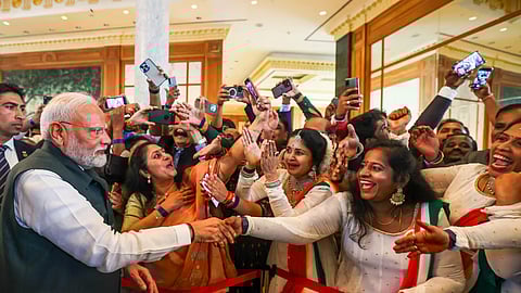 ಬ್ರೂನಿಯಲ್ಲಿರುವ ಹೋಟೆಲ್‌ಗೆ ಆಗಮಿಸಿದ ಪ್ರಧಾನಿ ನರೇಂದ್ರ ಮೋದಿ ಅವರನ್ನು ಭಾರತೀಯ ಸಮುದಾಯದವರು ಸ್ವಾಗತಿಸಿದರು.
