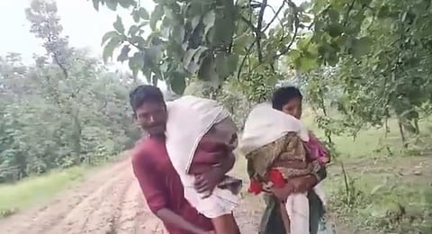  ಮಕ್ಕಳ ಶವ ಹೊತ್ತು 15 ಕಿ.ಮೀ. ನಡೆದ ದಂಪತಿ!