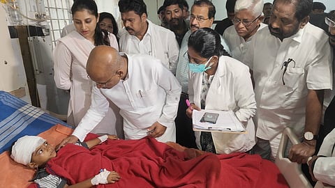 ಗಾಯಾಳು ಬಾಲಕನ ಆರೋಗ್ಯ ವಿಚಾರಿಸುತ್ತಿರುವ ಸಚಿವ ಶರಣಪ್ರಕಾಶ್ ಪಾಟೀಲ್.