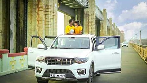 ಜಲಾಶಯದ ಬಳಿ ಫೋಟೋಶೂಟ್ ನಡೆಸಿರುವುದು.