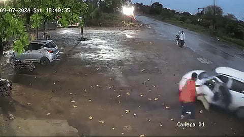 Hotel Waiter dragged 1 km