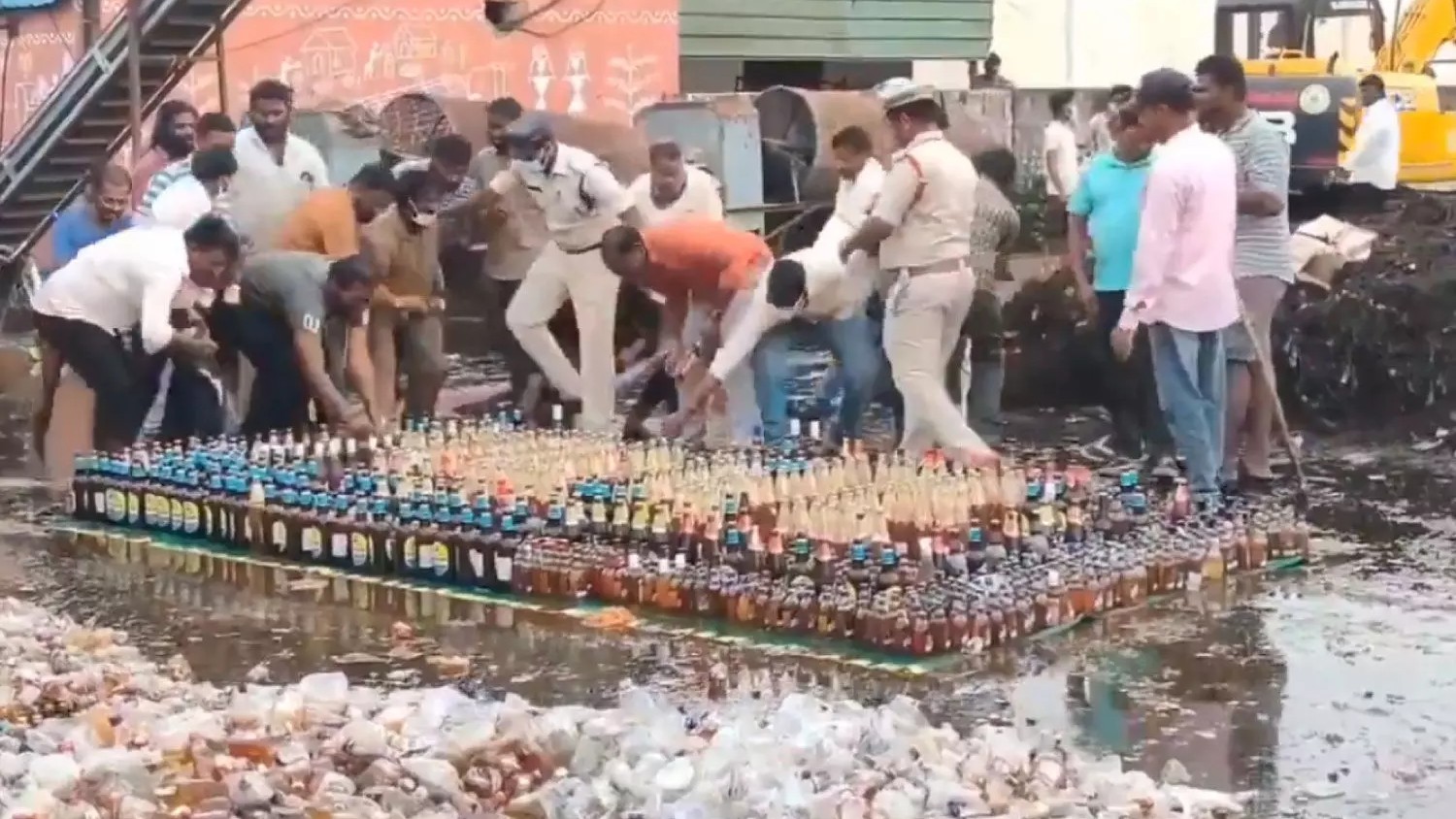 locals in Guntur swooped in to steal liquor bottles