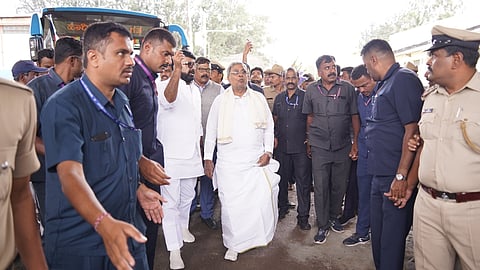 ಅಭಿವೃದ್ಧಿ ಕಾಮಗಾರಿಗಳ ಪರಿಶೀಲಿಸುತ್ತಿರುವ ಸಿಎಂ.
