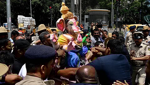  ಟೌನ್ ಹಾಲ್ ಬಳಿ ಪ್ರತಿಭಟನೆ ಹಮ್ಮಿಕೊಳ್ಳಲಾಗಿತ್ತು.