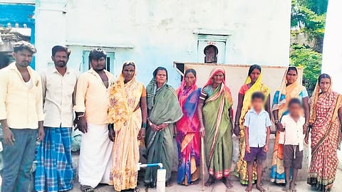 ಶಿವುಪುರ-ಗೋನಾಳ್ ಗ್ರಾಮಗಳ ಗ್ರಾಮಸ್ಥರು.