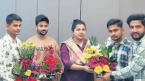 ರಷ್ಯಾದಿಂದ ಶುಕ್ರವಾರ ಕಲಬುರಗಿಗೆ ಮರಳಿದ ಯುವಕರನ್ನು ಭಾನುವಾರ ಕಲಬುರಗಿ ಡಿಸಿ ಫೌಜಿಯಾ ತರನ್ನುಮ್​ ಅವರು ಸನ್ಮಾನಿಸಿದರು.