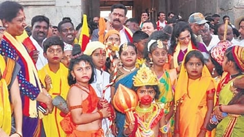 ಹಂಪಿಯಲ್ಲಿ ನಡೆದ ‘ಕರ್ನಾಟಕ ಸಂಭ್ರಮ’ ಕಾರ್ಯಕ್ರಮದಲ್ಲಿ ಪ್ರದರ್ಶನ ನೀಡಿದ ಕಲಾವಿದರು.