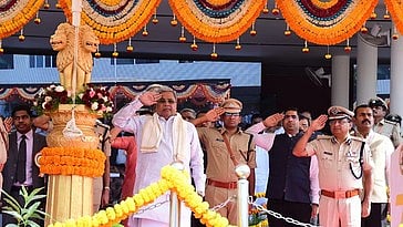 ಧ್ವಜಾರೋಹಣ ನೆರವೇರಿಸಿ ವಂದನೆ ಸಲ್ಲಿಸಿದ ಸಿಎಂ ಸಿದ್ದರಾಮಯ್ಯ