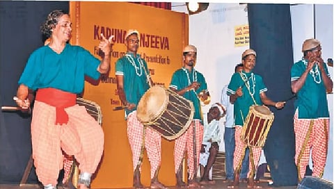 ಕೊರಗ ಸಮುದಾಯದವರೊಂದಿಗೆ ಬನ್ನಂಜೆ ಸಂಜೀವ ಸುವರ್ಣ ಯಕ್ಷಗಾನ ಪ್ರದರ್ಶನ
